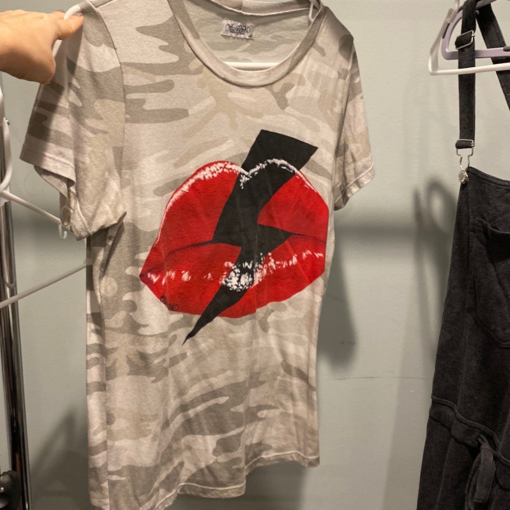Lauren moshi t size small